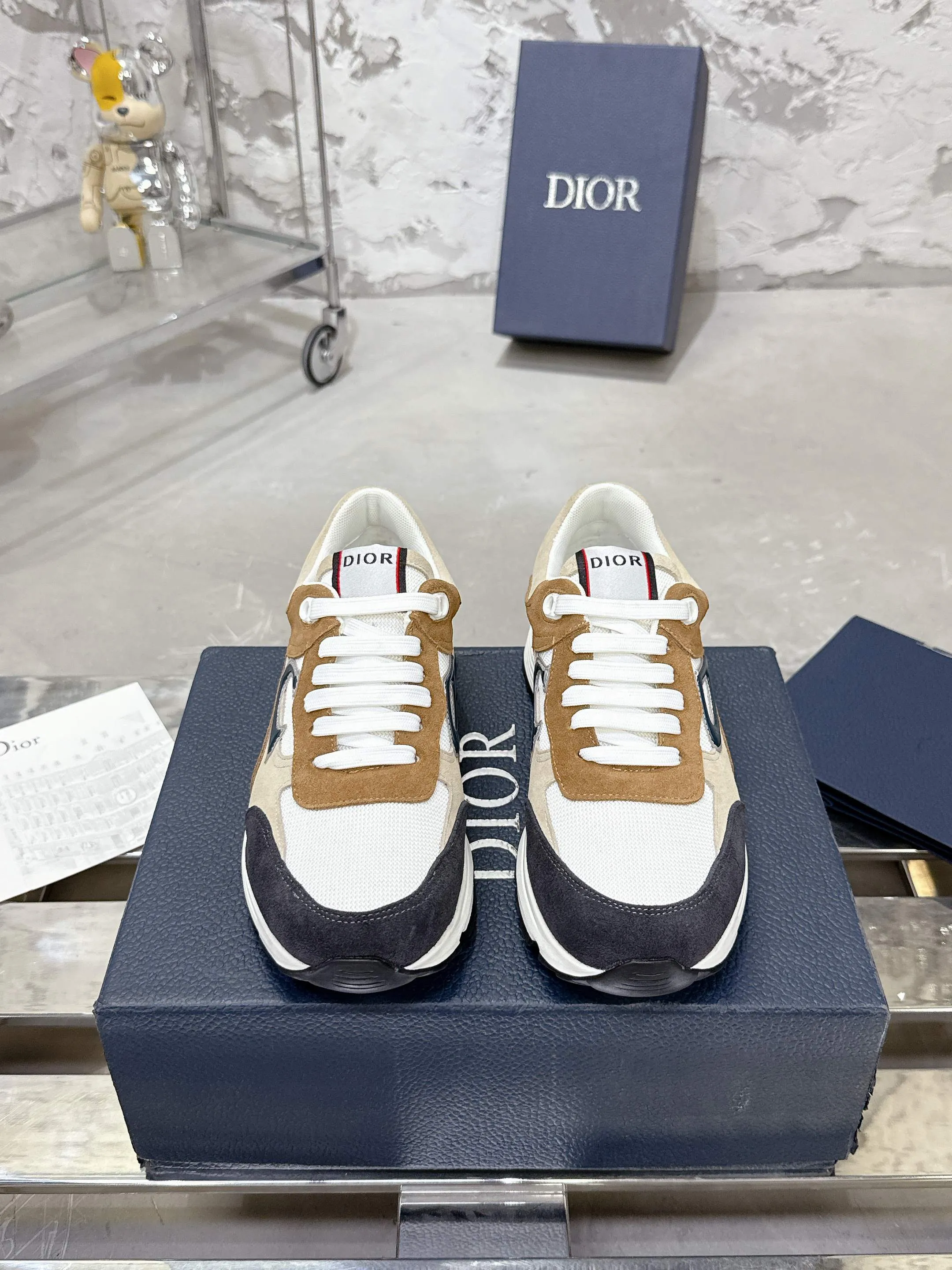 Men's men's shoes💰580💰 Dior Dior's latest color matching B30 series dad sneakers original 17960💰 purchased for development and production Brand new B30 sneakers Dad Shoes style shoes that follow the trend of the retro market The Dior logo on the tongue also indicates that this pair of shoes is the B30 model! B30 uses fine-textured leather and mesh cloth materials to form a shoe body. There are conspicuous letters CD on both sides of the shoe body to indicate identity. Many lines on the shoe body outline details to make the shoes look less monotonous and full of retro flavor. The delivery counter is exquisitely packaged🛍📦 ▪️Fabric: Original customized technical fabric + mesh ▪️Inner lining: Customized breathable lining ▪️Outsole: Original molded IP foam + TPU outsole ▪️Sole thickness: 3.5CM ▪️Size: Men's size 39-46 (Male size 38.45.46 customized)